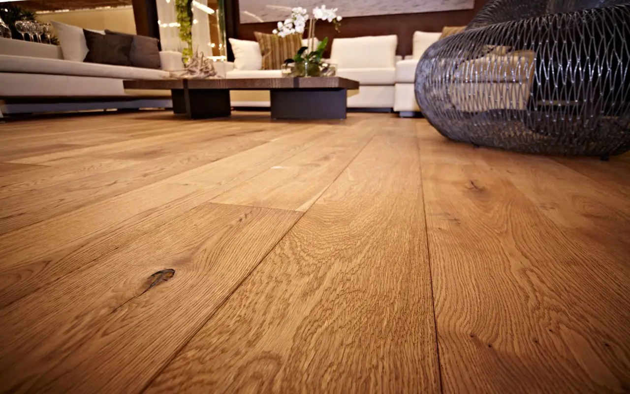 Il tuo legno è diventato appiccicoso e sporco? Ecco l’errore che stai facendo e come pulirlo
