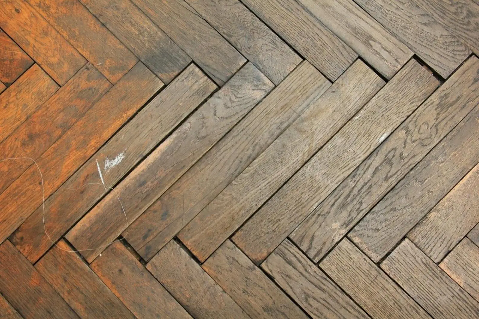 Perché il parquet diventa opaco? L’errore comune che lo rovina