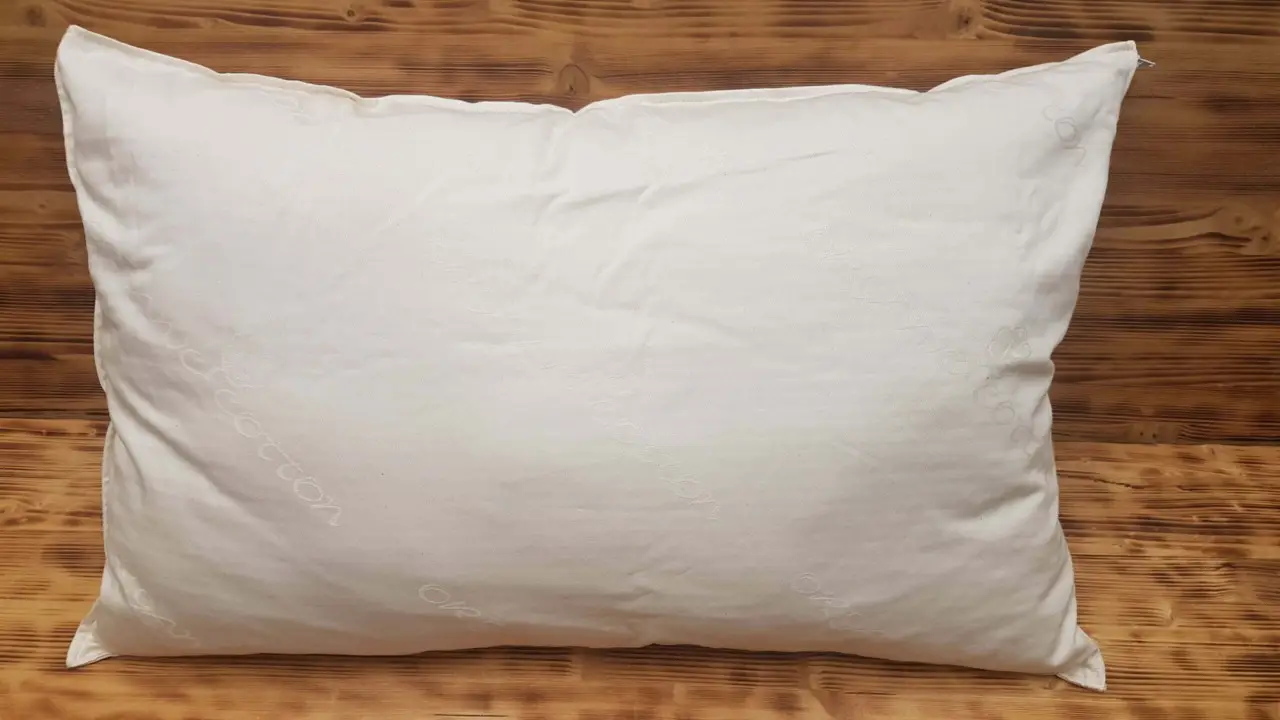 Federe del cuscino ingiallite dal sudore? Ecco il trucco definitivo per sbiancarle
