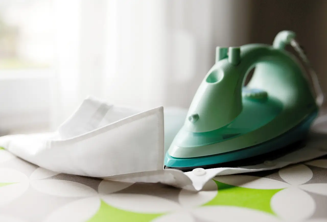 Stai stirando senza cavalletto? Ecco perché è un errore e cosa rischi