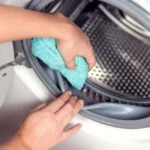 Se non pulisci questo punto della lavatrice stai diffondendo muffa su tutto il bucato