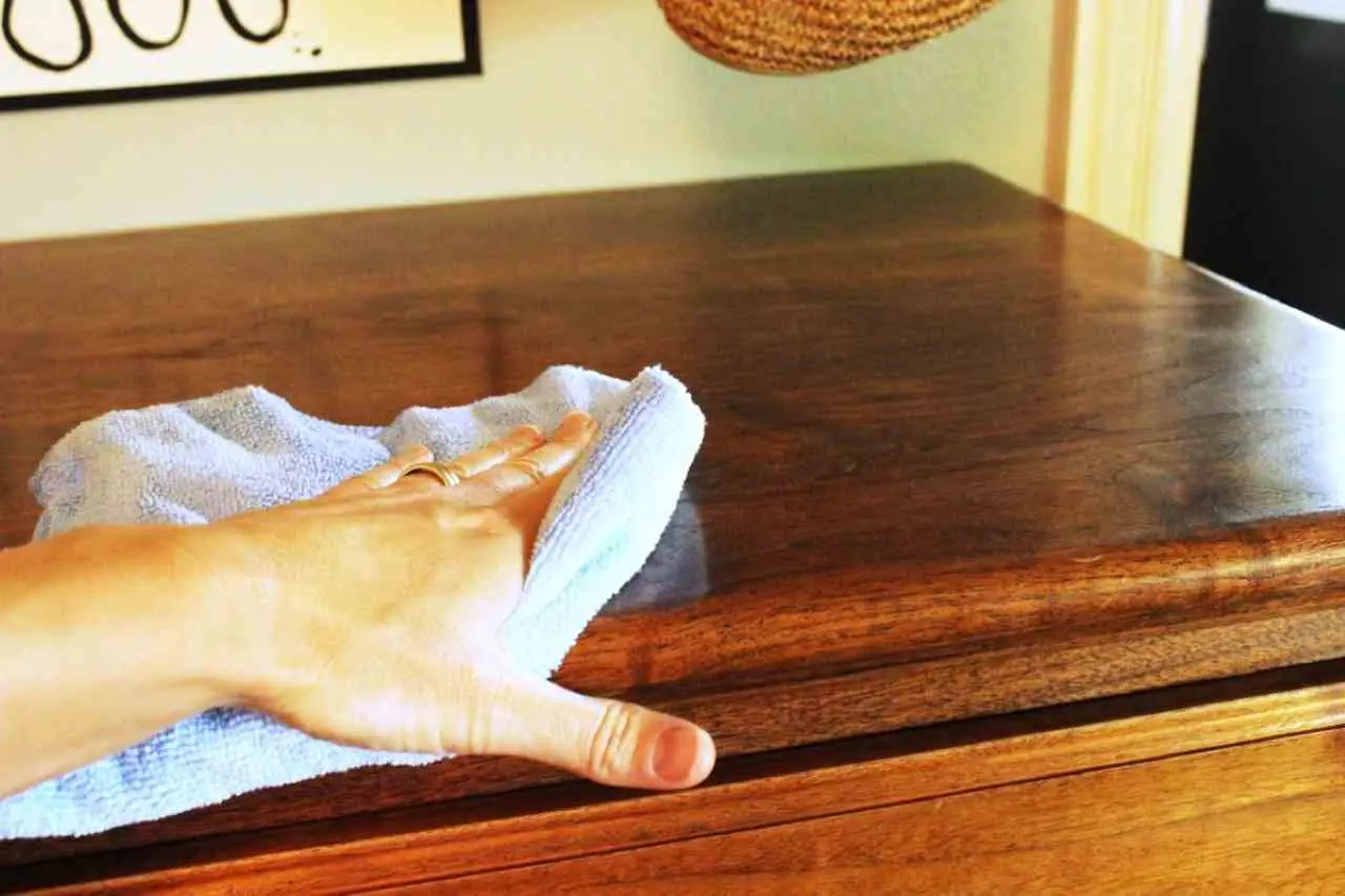 Smetti di usare prodotti chimici sui mobili: ecco il rimedio naturale della nonna per farli splendere