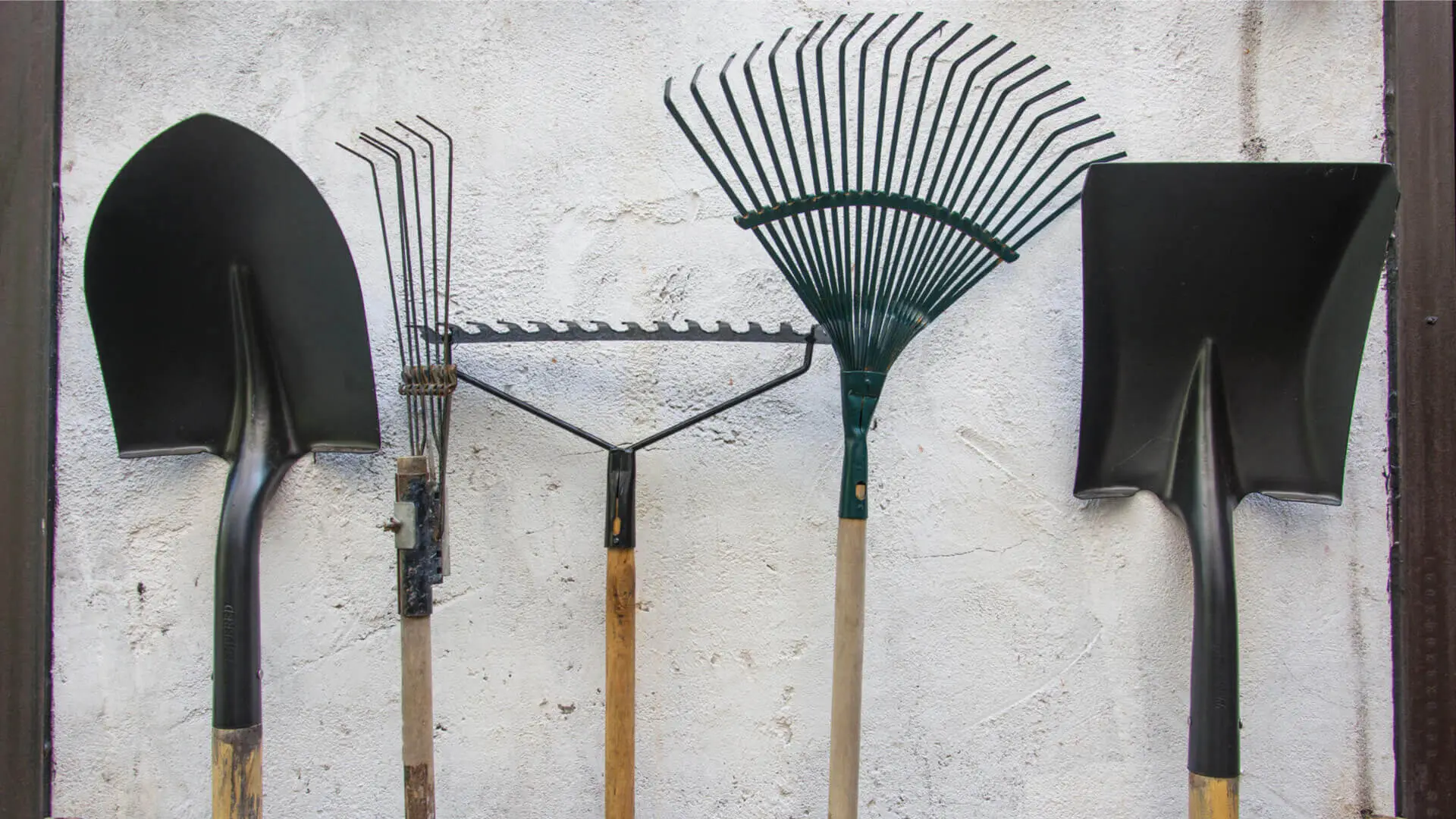 Quali sono gli attrezzi da giardino da pulire e conservare per l’inverno? La manutenzione che li fa durare