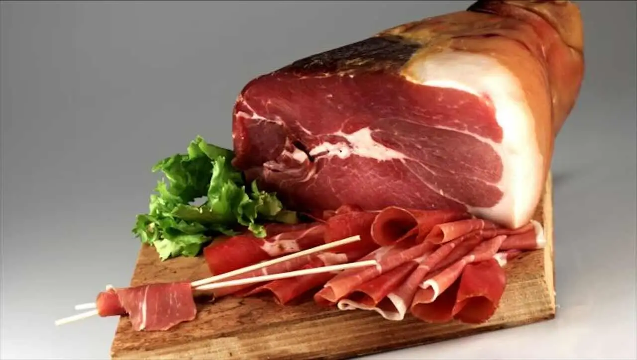 Mangi prosciutto cotto o crudo pensando sia più sano? Ecco la verità sorprendente sulla loro lavorazione