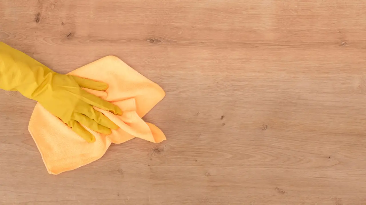 Come pulire il legno senza rovinarlo